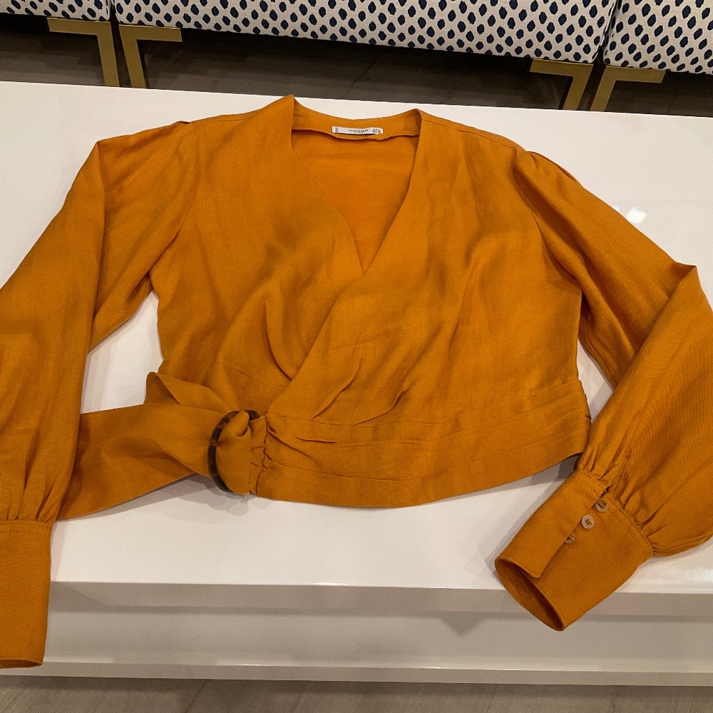 Chic top that will spruce up any pants!